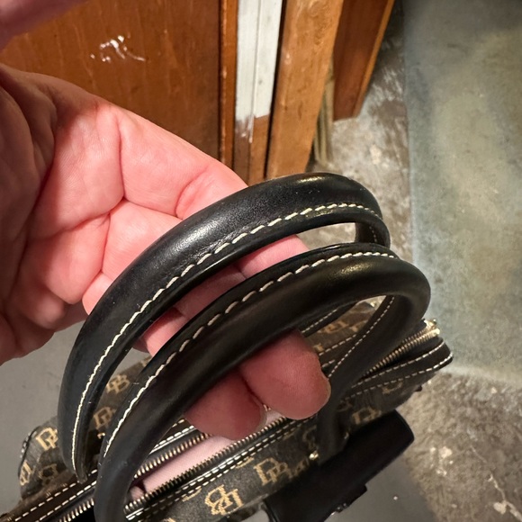 Dooney and Bourke signature satchel - Picture 4 of 6